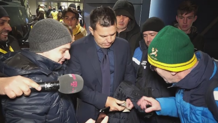 Cosmine Imi Dai Si Mie Niste Bani Cat A Scos Contra Din Buzunar Dupa Ce Un Suporteri I A Cerut Bani Dupa