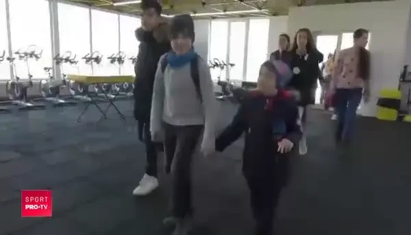 Saptamana altfel la baza Stelei din Berceni! Ce cadou au primit Dica si Alibec din partea pustilor de generala. FOTO