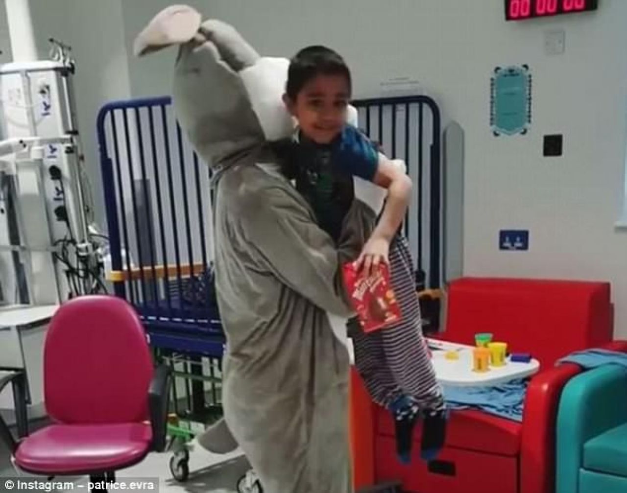 GEST SUPERB pentru un star URIAS din fotbal! S-a costumat in IEPURAS de Paste si a mers la spital. Copiilor nu le-a venit sa creada cine era in costum_3
