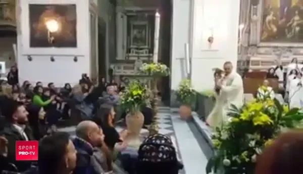 Religia: fotbal! Un preot din Napoli a inceput sa cante ca in peluza la slujba de Paste! Toata lumea in picioare VIDEO