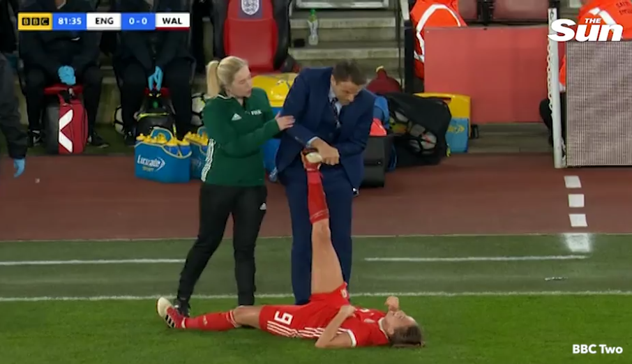 Ia domnule mana de pe ea! :) Arbitrul i-a interzis lui Phil Neville sa mai atinga jucatoarea VIDEO