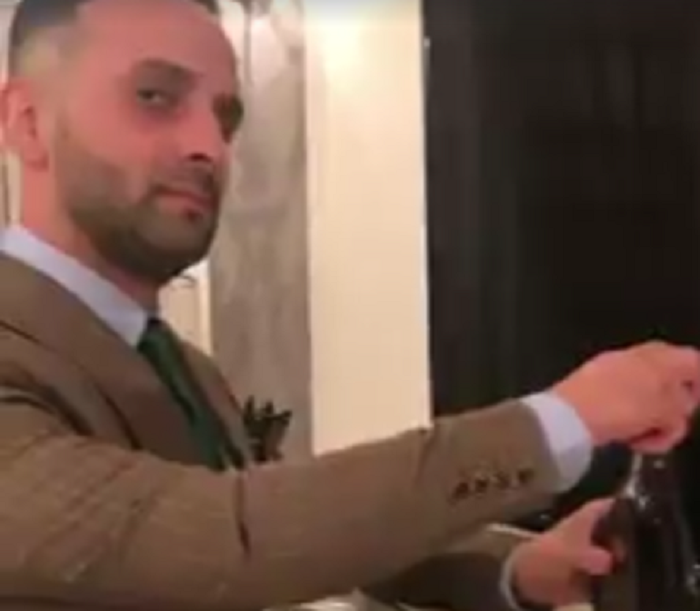 Atentie, privire ucigatoare! :) Marian Aliuta joaca intr-o reclama: Zici ca esti Al Capone! VIDEO