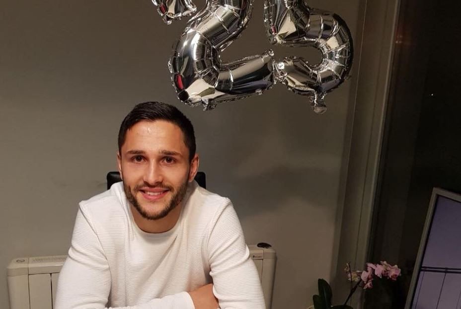Florin Andone a implinit 25 de ani! Imaginea de milioane pe care a postat-o pe internet: cine a fost la un pas sa-i manance tortul :)