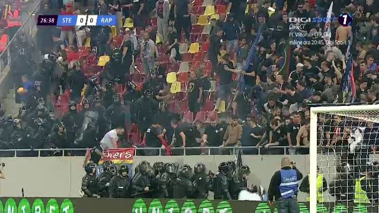 SANGE si RAZBOI pe National Arena! Fanii Stelei si ai Rapidului au rupt gardurile si a iesit MACEL! Jandarmii au intervenit imediat: FOTO_5