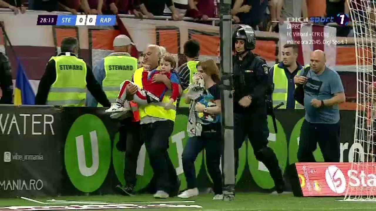 SANGE si RAZBOI pe National Arena! Fanii Stelei si ai Rapidului au rupt gardurile si a iesit MACEL! Jandarmii au intervenit imediat: FOTO_7