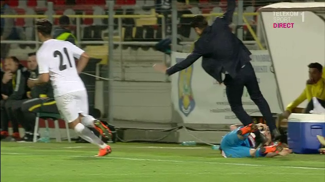 HOPA MiDICA | Antrenorul FCSB, facut KO de Man pe marginea terenului! FOTO_4