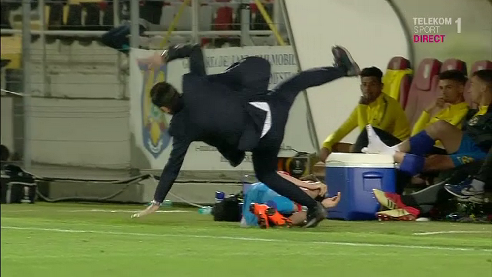 HOPA MiDICA | Antrenorul FCSB, facut KO de Man pe marginea terenului! FOTO_8