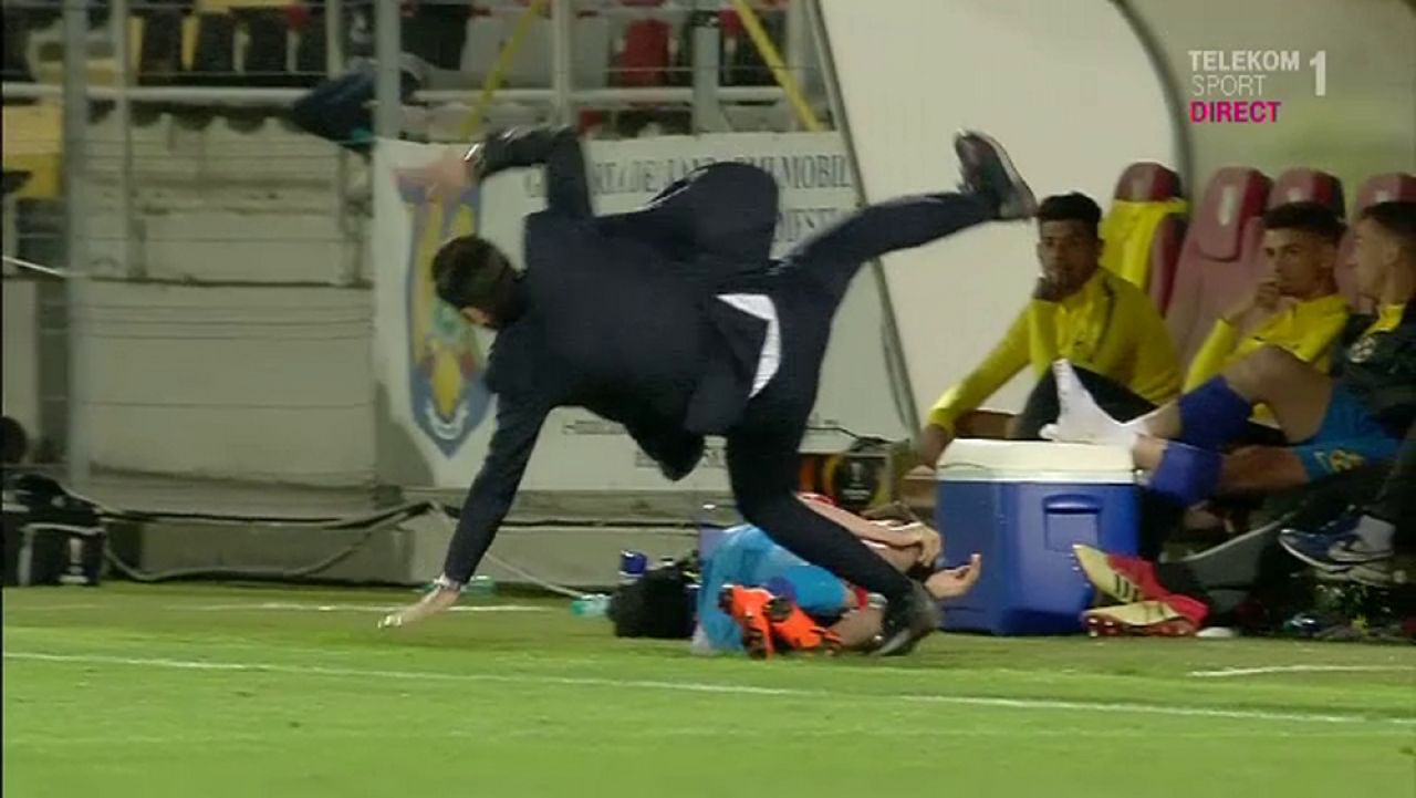 HOPA MiDICA | Antrenorul FCSB, facut KO de Man pe marginea terenului! FOTO_8