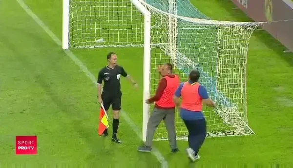 Se RUPSE PLASA! :) Un copil de mingi a fost URCAT pe POARTA la Craiova! Ce s-a intamplat