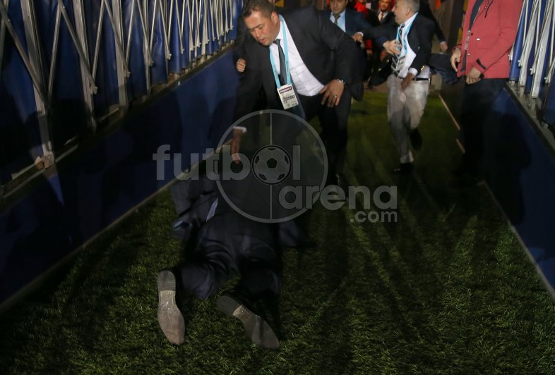 INCIDENTE SOCANTE in Turcia! Bataie GENERALA: Fenerbahce - Besiktas a fost ABANDONAT! I-au SPART CAPUL antrenorului si a fost cusut pe viu. Gunes a ajuns la spital de urgenta