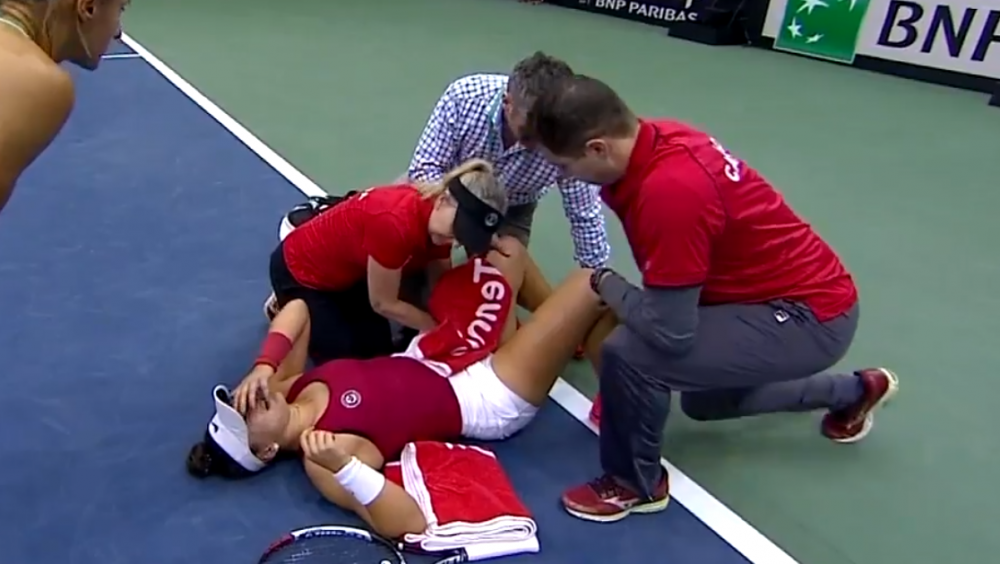 Momente crunte pentru Bianca Andreescu! Jucatoarea care reprezinta Canada s-a prabusit pe teren la Fed Cup si a iesit intr-un scaun rulant