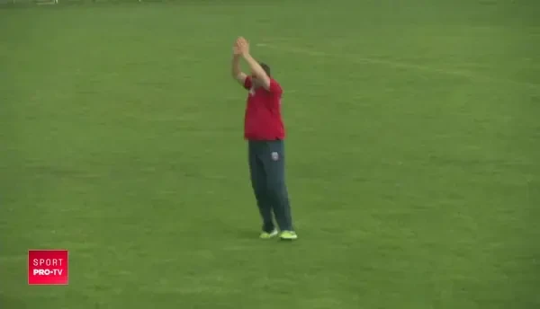 Lacatus a cedat: s-a injurat cu un suporter, in fata camerelor TV! VIDEO // Steaua s-a intors in timp, pe o bomba de stadion din Ferentari