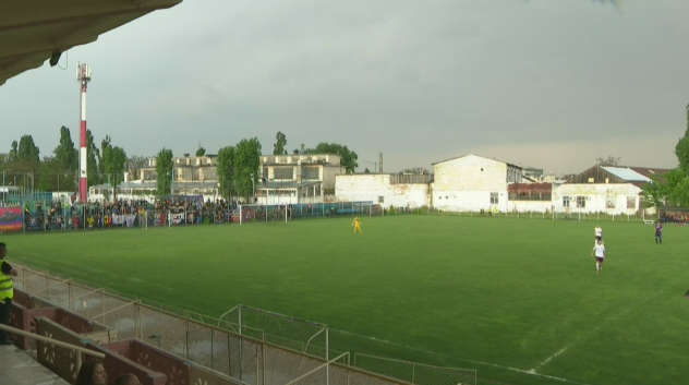 Lacatus a cedat: s-a injurat cu un suporter, in fata camerelor TV! VIDEO // Steaua s-a intors in timp, pe o bomba de stadion din Ferentari_4