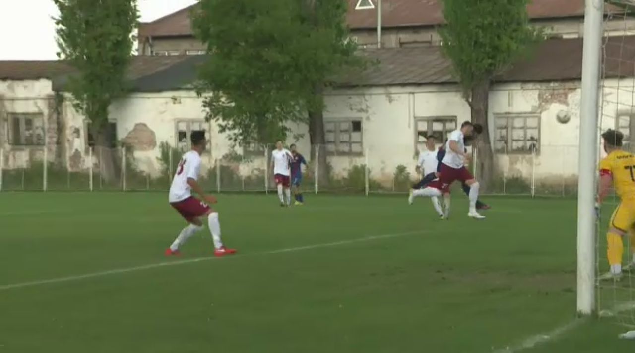 Lacatus a cedat: s-a injurat cu un suporter, in fata camerelor TV! VIDEO // Steaua s-a intors in timp, pe o bomba de stadion din Ferentari_5