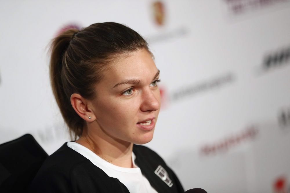 Debut cu emotii pe zgura! Simona a pierdut primul set dupa ce a avut nevoie de ingriji medicale, dar a revenit si a batut-o pe Rybarikova: 4-6, 6-2, 6-3