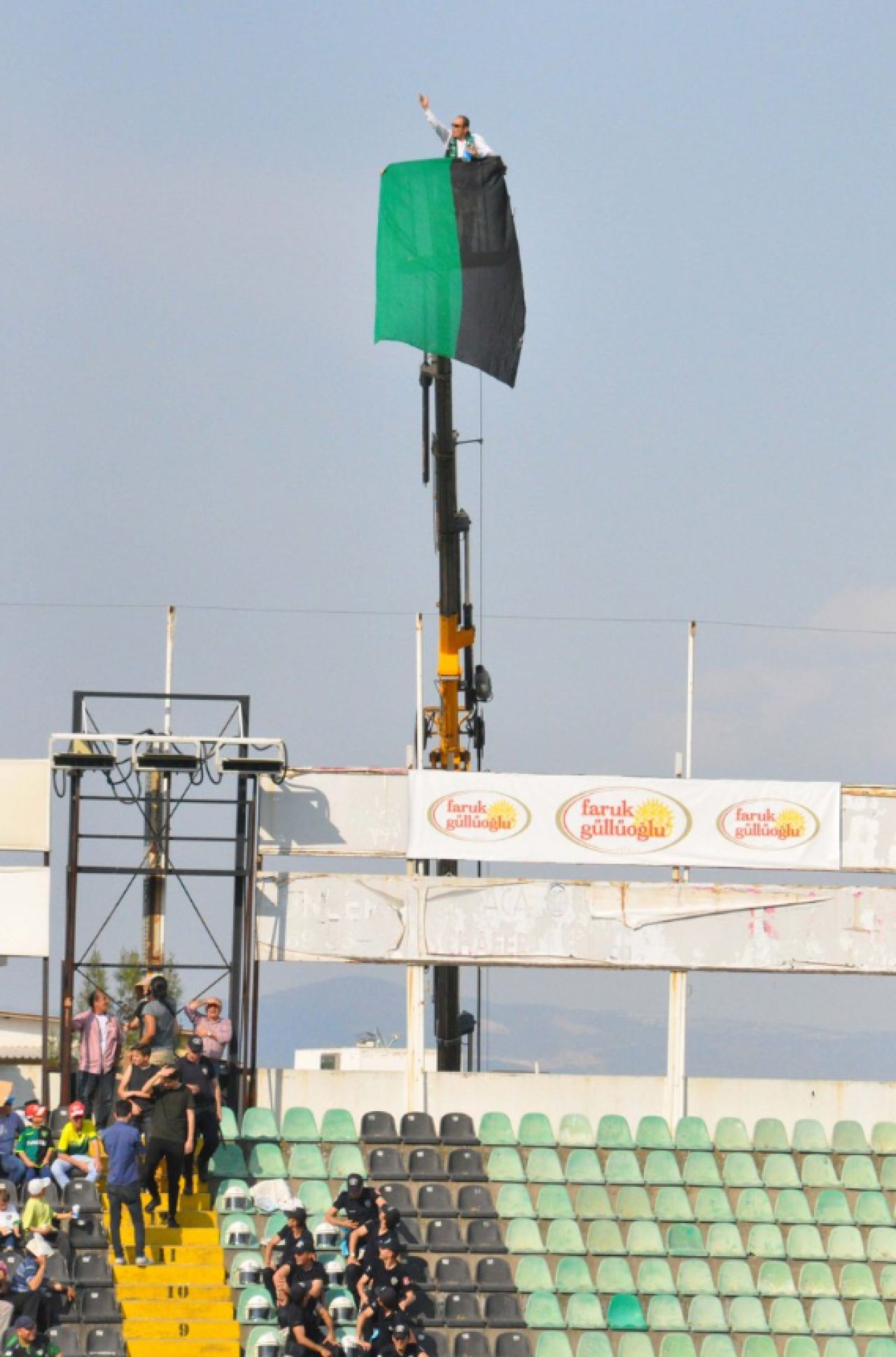 Era interzis pe stadion, dar a venit cu MACARAUA la meci! Imaginea zilei in Turcia. FOTO_3