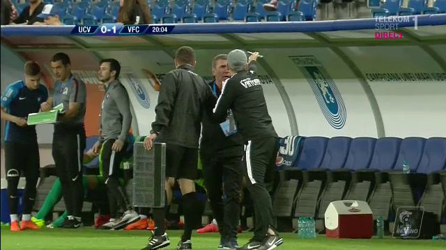 Nervii lui Hagi au CEDAT la Craiova! A sarit un om din staff si a fost oprit de arbitru! FOTO_1