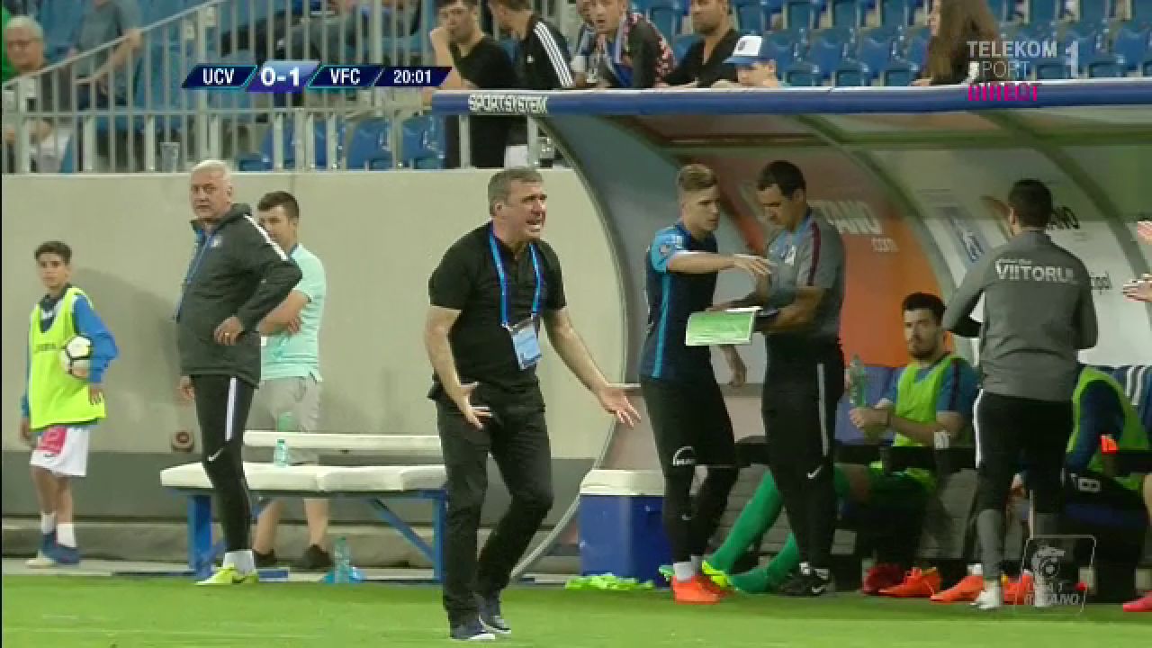 Nervii lui Hagi au CEDAT la Craiova! A sarit un om din staff si a fost oprit de arbitru! FOTO_2