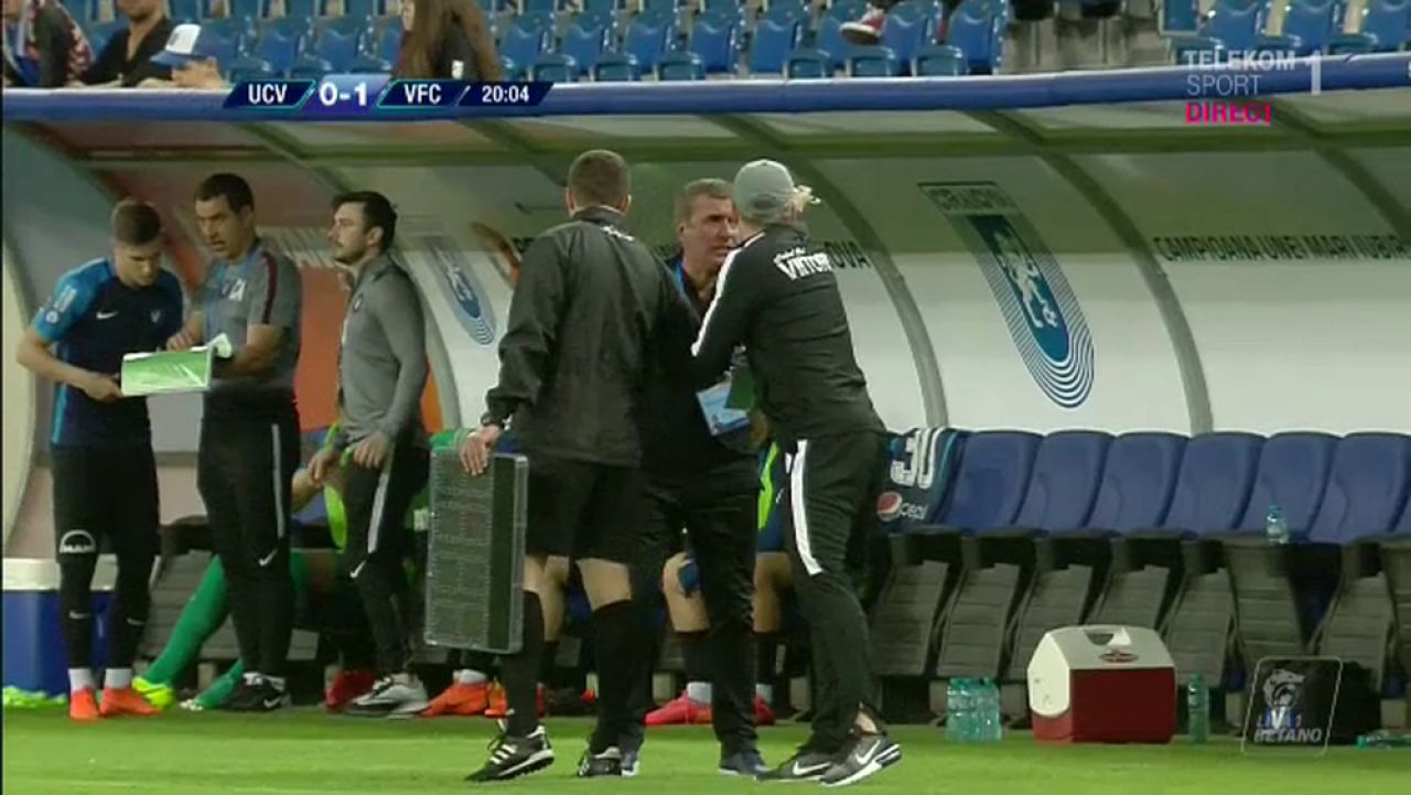 Nervii lui Hagi au CEDAT la Craiova! A sarit un om din staff si a fost oprit de arbitru! FOTO_4