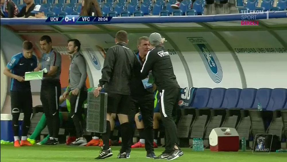 Nervii lui Hagi au CEDAT la Craiova! A sarit un om din staff si a fost oprit de arbitru! FOTO_4