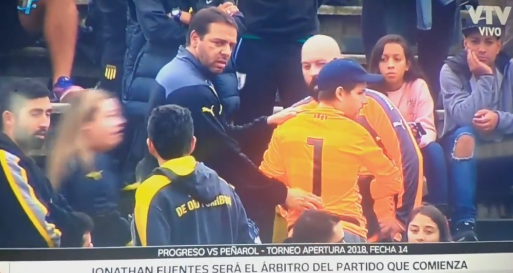 Imagini CIUDATE in Uruguay: au DEZBRACAT un suporter pentru ca nu aveau tricou pentru portar! VIDEO