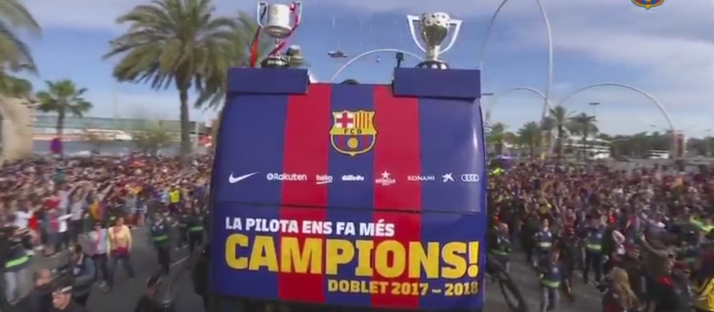 SUPER PARADA de titlu a Barcelonei! Sute de mii de oameni pe strazi pentru Messi, Suarez si Iniesta! VIDEO