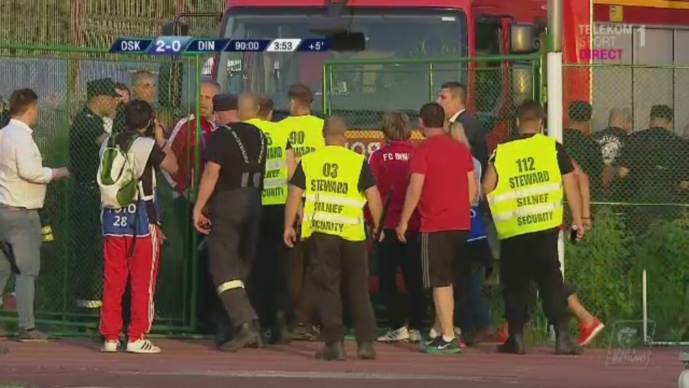 NEBUNIE la Sf. Gheorghe! Dinamovistii au furat un steag, Danciulescu a fost GAZAT! Imagini INCREDIBILE in Liga1_5
