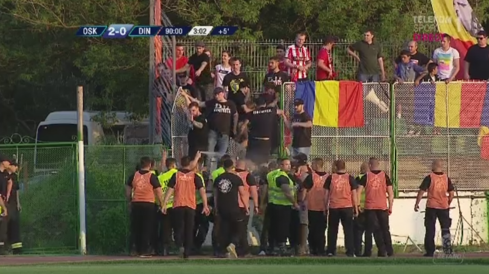 NEBUNIE la Sf. Gheorghe! Dinamovistii au furat un steag, Danciulescu a fost GAZAT! Imagini INCREDIBILE in Liga1_6