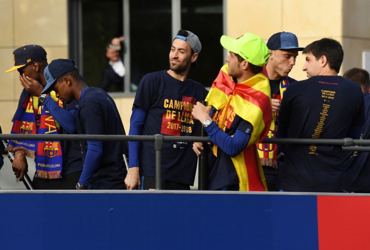 SUPER PARADA de titlu a Barcelonei! Sute de mii de oameni pe strazi pentru Messi, Suarez si Iniesta! VIDEO_2