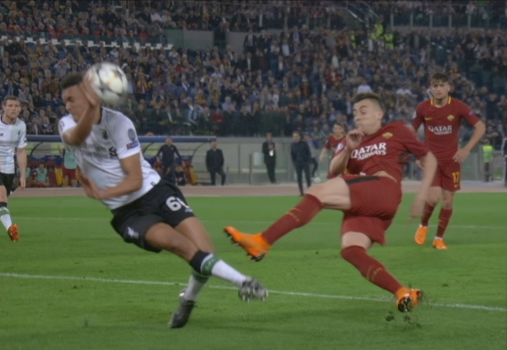 VIDEO INCREDIBIL! Mana de PORTAR pusa de Arnold in careu, arbitrul n-a dat NIMIC. VIDEO