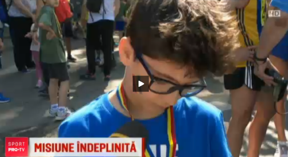 Reactia amuzanta a acestui copil cand a fost intrebat ce medalie a luat la crosul Bucurestiului: Nu stiu, cred ca e de fier sau metal!