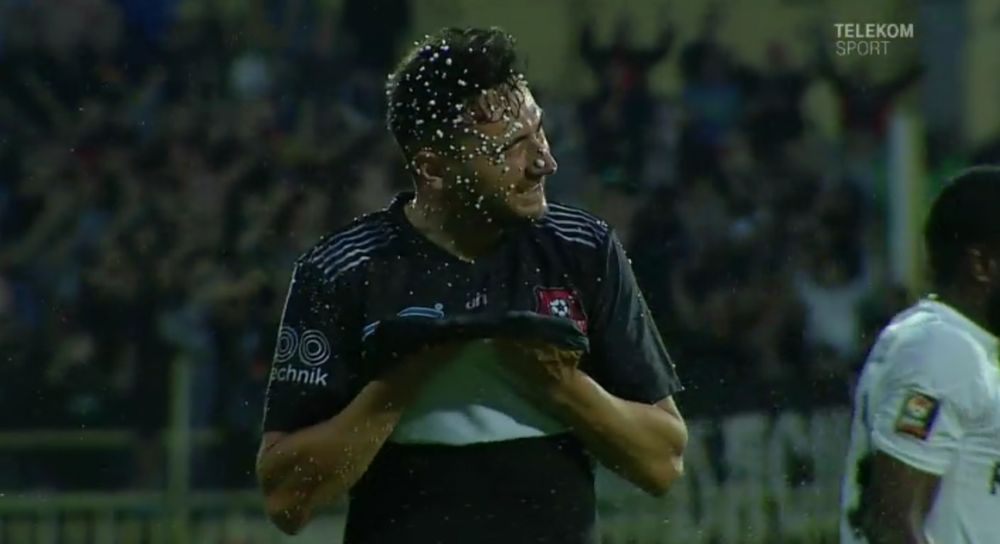 FOTO | Asa ceva nu s-a mai vazut pana acum! Istvan Kovacs a stropit un jucator cu spray: motivul pentru care arbitrul a recurs la acest gest