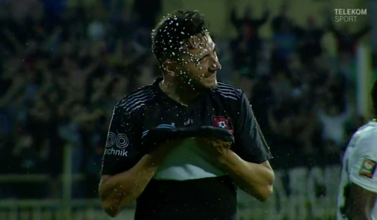 Toata Europa rade de Istvan Kovacs! Arbitrul roman a stropit un jucator cu spray pe fata in timpul meciului :) VIDEO_1