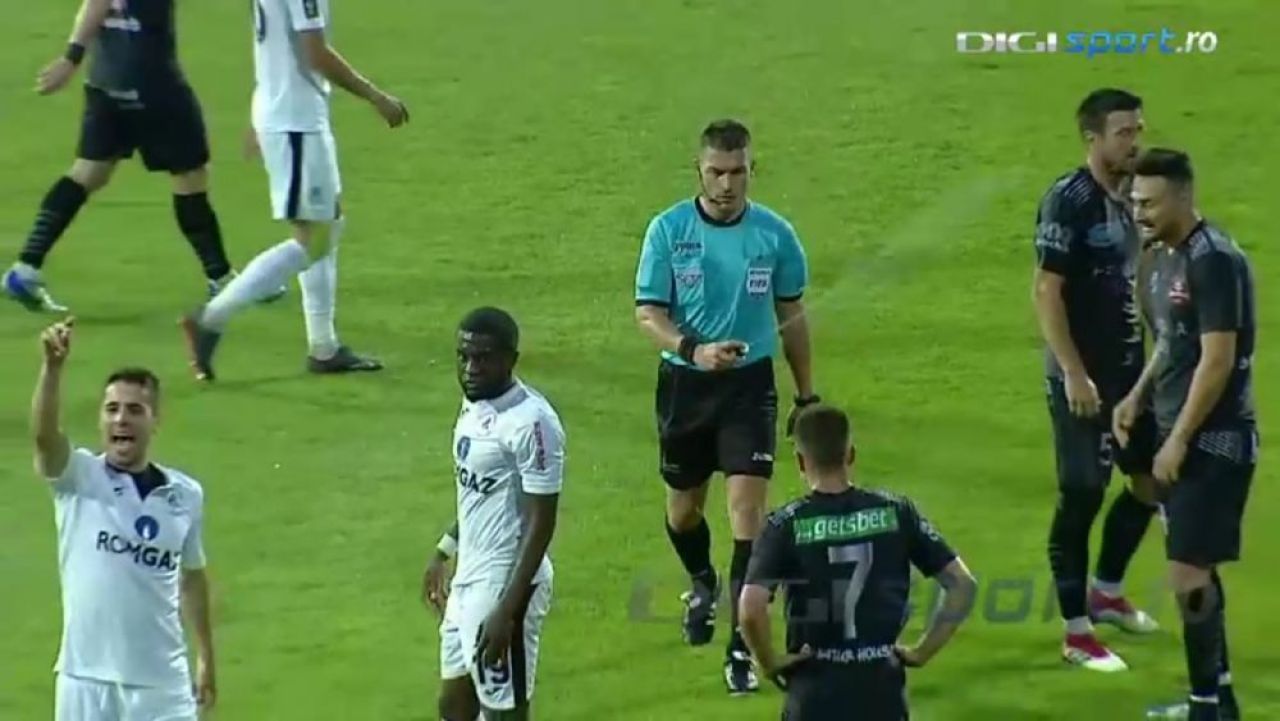 Toata Europa rade de Istvan Kovacs! Arbitrul roman a stropit un jucator cu spray pe fata in timpul meciului :) VIDEO_2