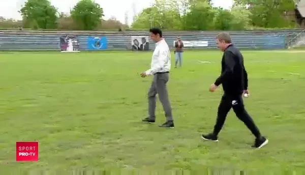 Vedeti ce inseamna antrenamentul? Hagi si-a incercat norocul la baseball dupa TIRUL la adresa lui Contra! Cum a aruncat. VIDEO