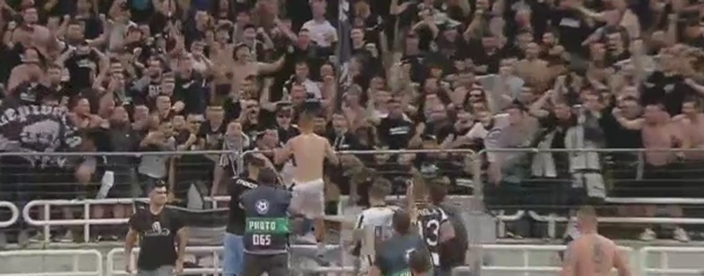 Scene IREALE la finala lui Razvan Lucescu! Trupele SPECIALE au incercat sa-i opreasca pe jucatori in drum spre peluza! VIDEO: ce s-a intamplat_3