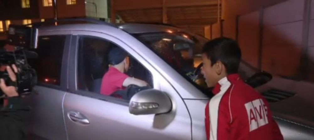 VIDEO FABULOS | Imi dai si mie ceva sa-mi iau in trening? :)) Radunovic, luat la rost si de suporteri dupa meciul cu CFR