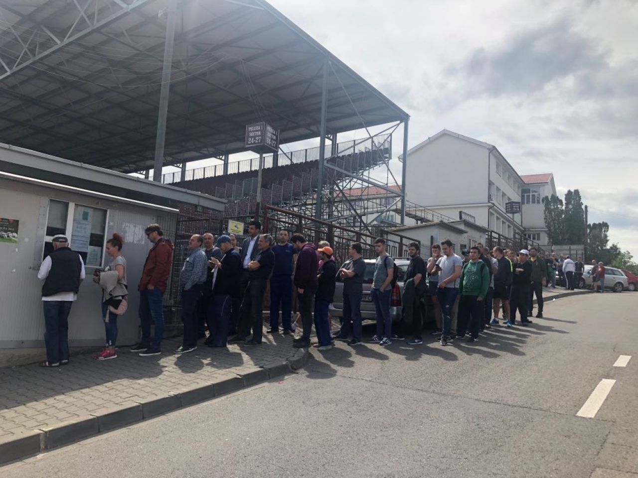 Stadion plin pentru titlu! Clujenii fac cozi la casele de bilete, chiar daca preturile sunt peste media sezonului | FOTO_1