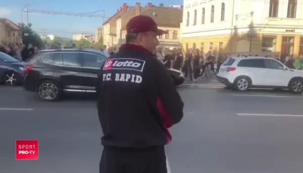 Un suporter Rapid flutura steagul in fata galeriei CFR