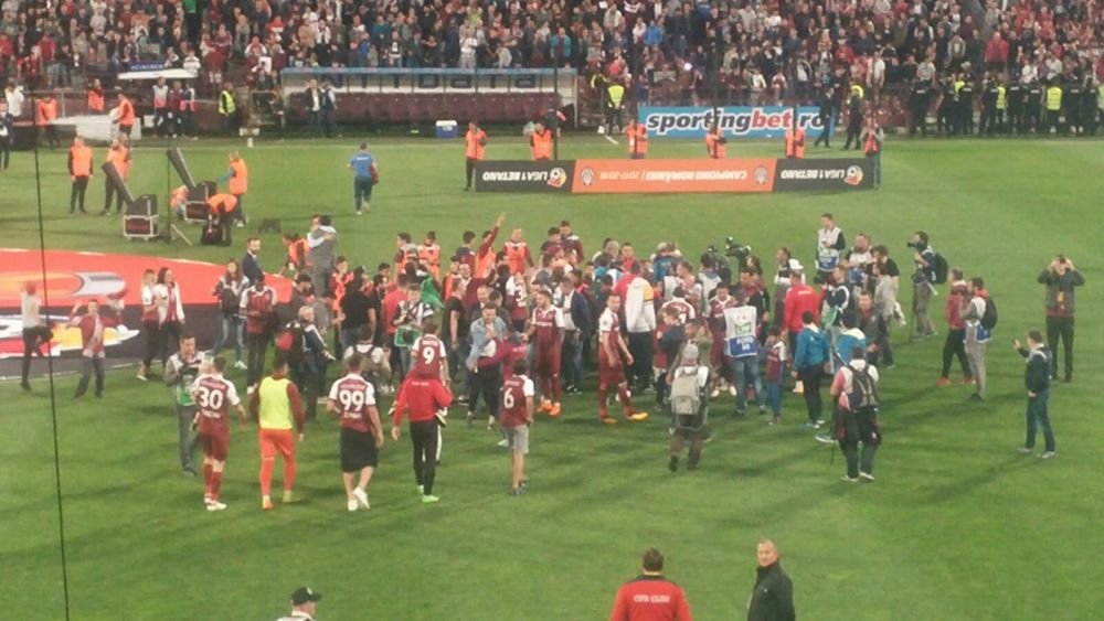 CFR CLUJ ESTE CAMPIOANA ROMANIEI! Golul lui Djokovic ii aduce TITLUL lui Dan Petrescu, FCSB a fost pe primul loc pentru 4 minute! Cum s-au trait ultimele 90 de minute ale sezonului_15