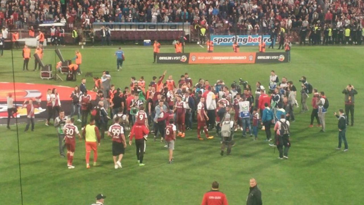 CFR CLUJ ESTE CAMPIOANA ROMANIEI! Golul lui Djokovic ii aduce TITLUL lui Dan Petrescu, FCSB a fost pe primul loc pentru 4 minute! Cum s-au trait ultimele 90 de minute ale sezonului_15