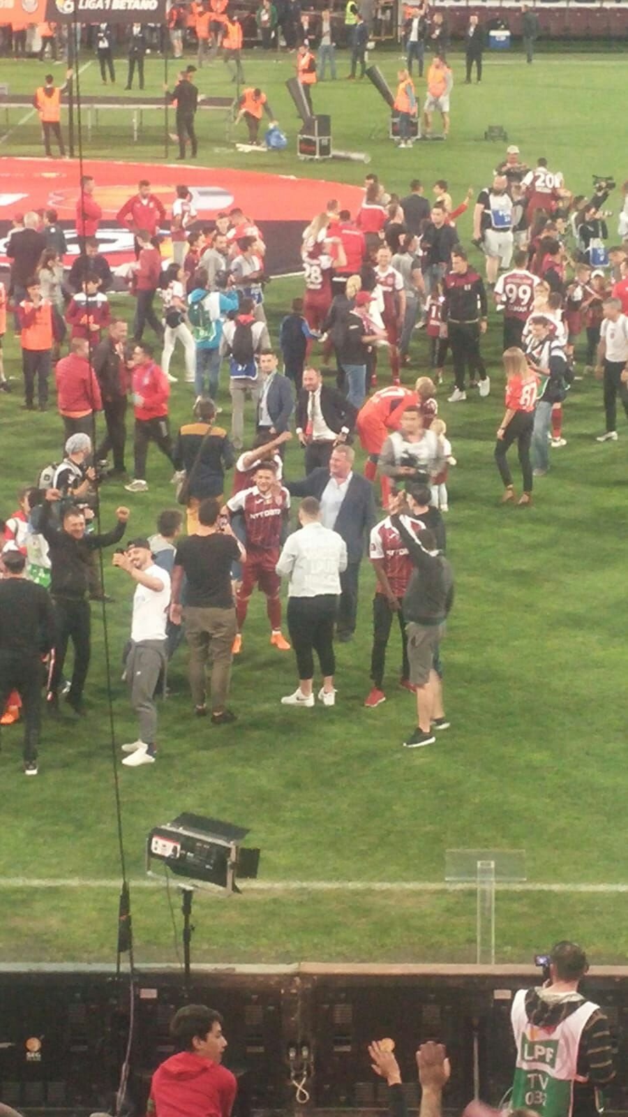 CFR CLUJ ESTE CAMPIOANA ROMANIEI! Golul lui Djokovic ii aduce TITLUL lui Dan Petrescu, FCSB a fost pe primul loc pentru 4 minute! Cum s-au trait ultimele 90 de minute ale sezonului_19