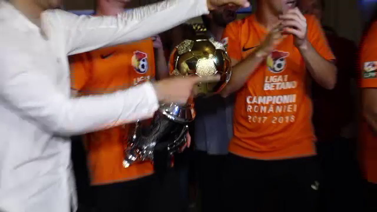 AU RUPT TROFEUL! Bucuria clujenilor a facut victime! Cum a aratat trofeul cumparat de LPF pentru campioana! FOTO._2