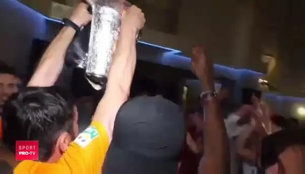 "CAMPIONII, CAMPIONII!" Jucatorii l-au aruncat in aer pe Dan Petrescu! Imagini de la petrecerea de titlu a CFR! VIDEO