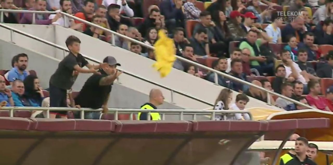 VIDEO Momentul de tot rasul care nu s-a vazut la TV: un suporter