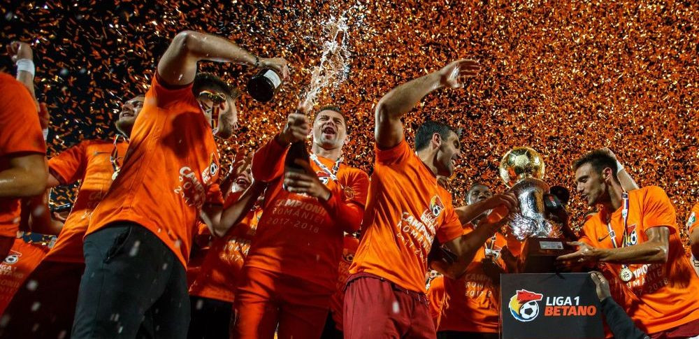 N-au facut nici macar TURUL STADIONULUI! Cat de departe se afla, de fapt, CFR-ul de Cluj: sute de mii de oameni erau in strada, CFR-ul s-a ascuns la baut in bar