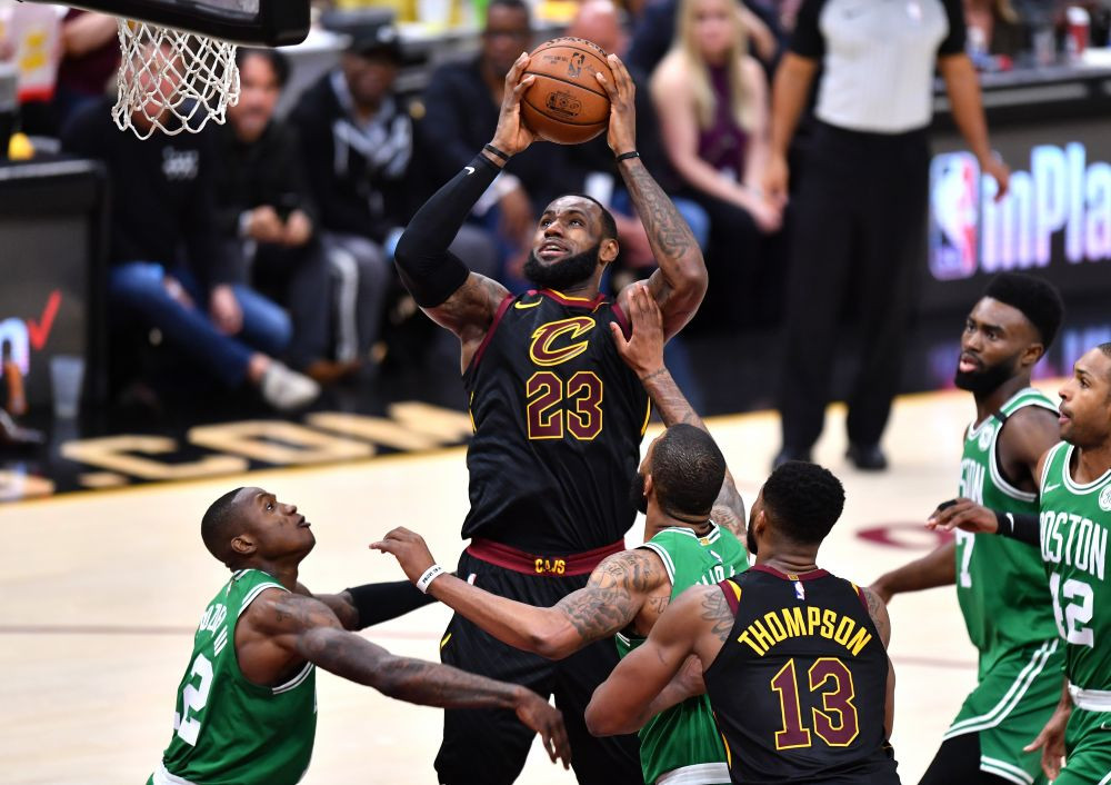 LeBron, de neoprit in al 4-lea meci cu Boston! Cleveland a egalat scorul la general, vedeta sa a marcat 44 de puncte