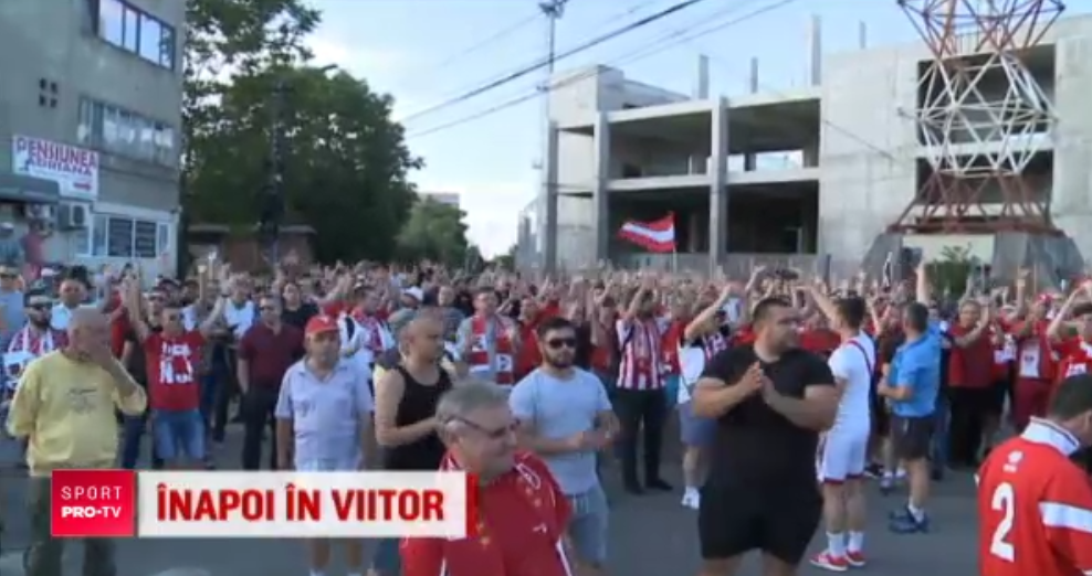 Sute de fani din Arad au protestat fata de intarzierea inaugurarii noului stadion, care trebuia sa fie gata acum TREI ANI
