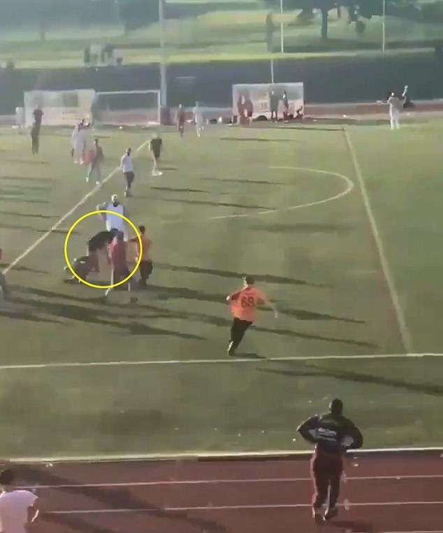 Imagini SOCANTE intr-un meci de la Londra! Jucatorii ambelor echipe l-au lovit cu pumnii si picioarele pe arbitrul partidei! Ce s-a intamplat