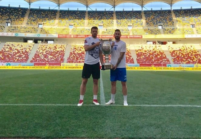 Capitanii s-au fotografiat cu trofeul! Mangia a refuzat sa atinga Cupa: Pun mana pe ea doar cand o ridic deasupra capului! Craiova - Hermannstadt, duminica, ora 21:00, la ProX